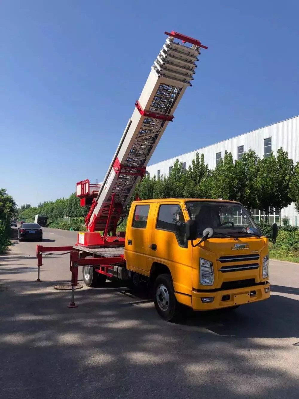 枣庄峄城附近的云梯车出租服务：轻松解决高空作业需求