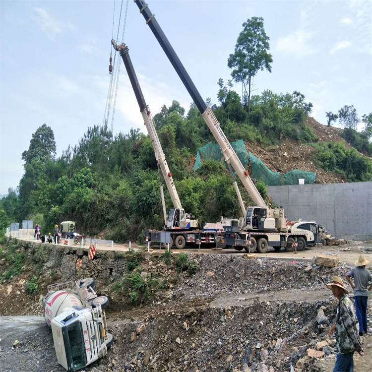 枣庄峄城汽车掉沟里叫吊车救援要多少钱